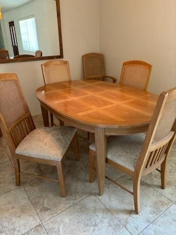 Table/Chairs