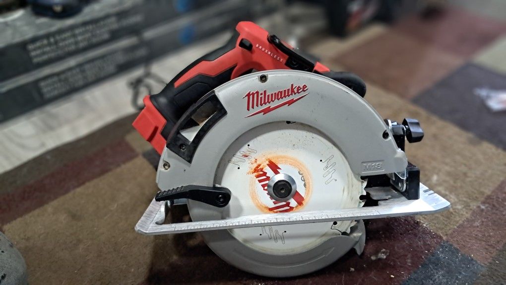 Milwaukee 7-1/4 in. M18 Brushless Circular Saw W/ Charger and Batteryh7