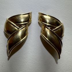 Tiffany co 18karat Gold Earrings…..NOT EXCEPTING OFFERS …..FINAL PRICE …..NOT NOGOTIABLE 