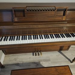 Lowrey Upright Piano (Piano vertical marca lowrey)
