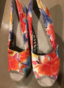 Size 8 Toms Floral Wedges