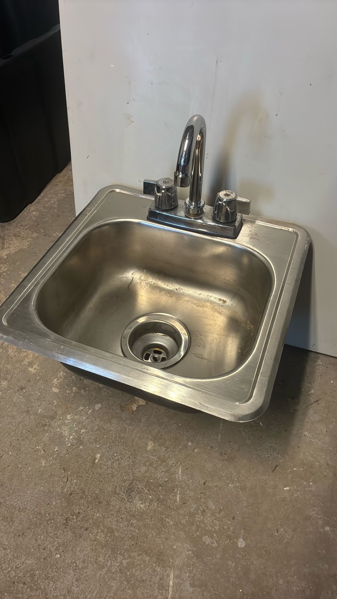 15” Stainless Steel Sink and Working Swivel Faucet