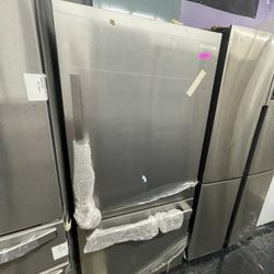 Hisense Bottom Freezer In Stainless Steel New Open Box Coubter Depth 