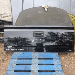 2014-2018 CHEVROLET SILVERADO AND GMC SIERRA 1(contact info removed) 3500 TAILGATE 