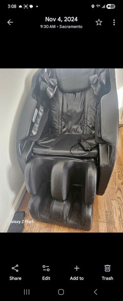 Zero gravity massage chair