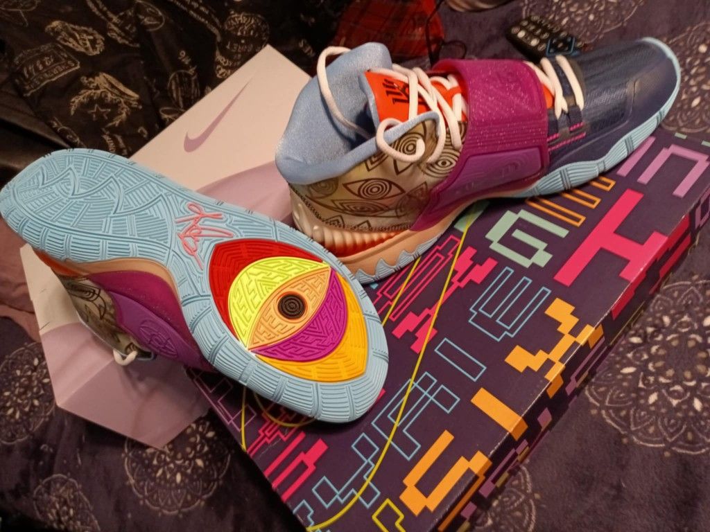 Nike Kyrie Preheat Heal The World Mens 10