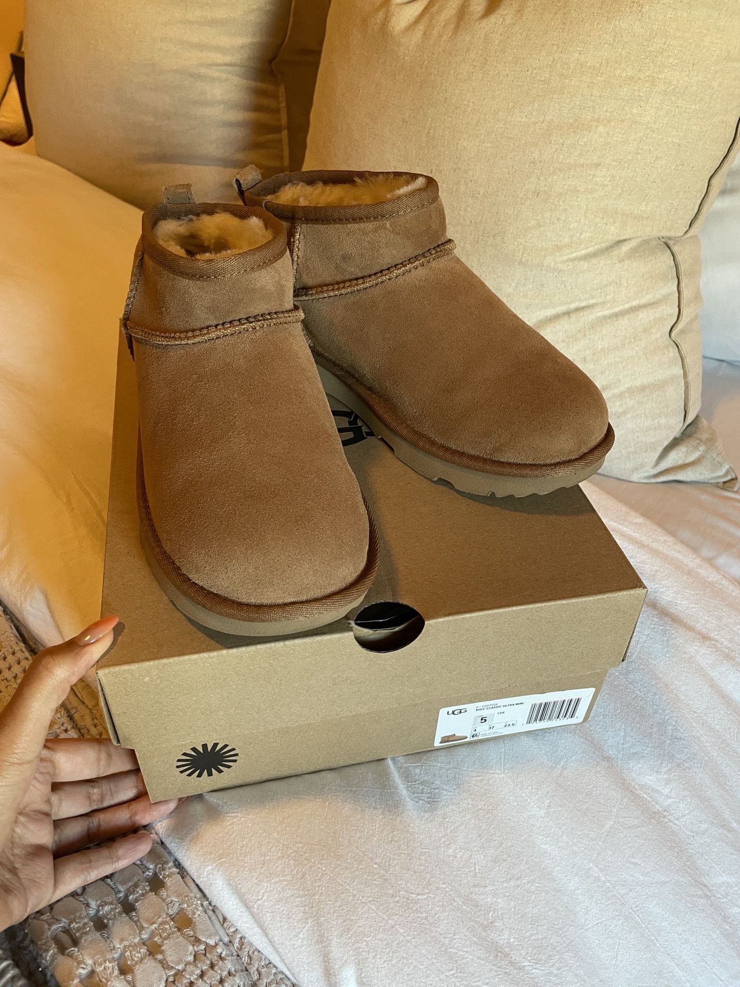 Uggs classic Ultra Mini Size 5 (kids Size) for Sale in Anaheim, CA