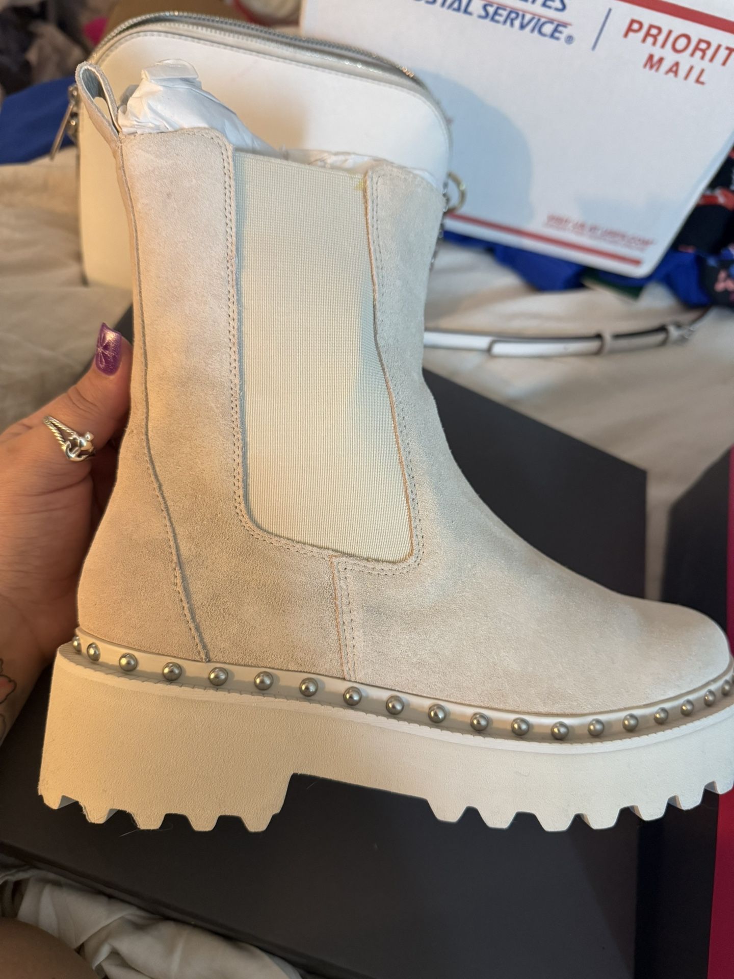 New In Box Vince Camuto Milky White Verona VC- Meendey Size 8.5 Retail $195.00