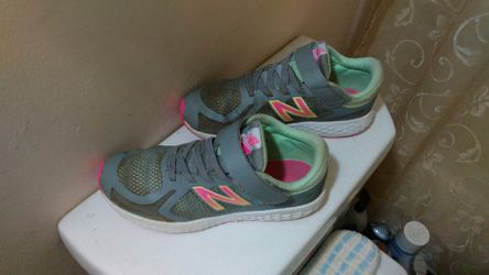 NEW BALANCE Girls Athletic Gym Shoes/ SIZE 7