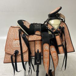 Montura Charra Bordada Con cantinas Cuadradas 