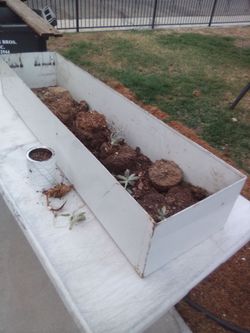 Metal planter box