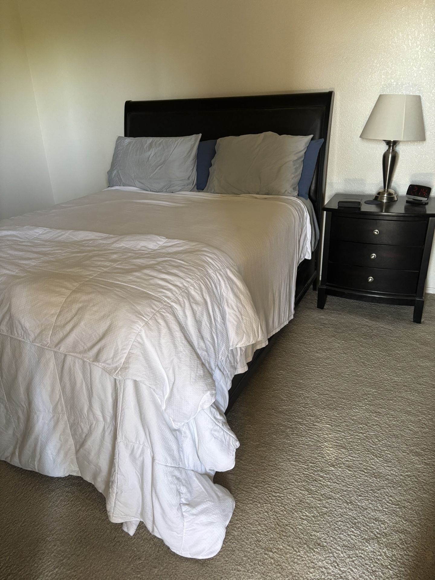 Queen Size Bed, Nightstand / Lamp / Dresser