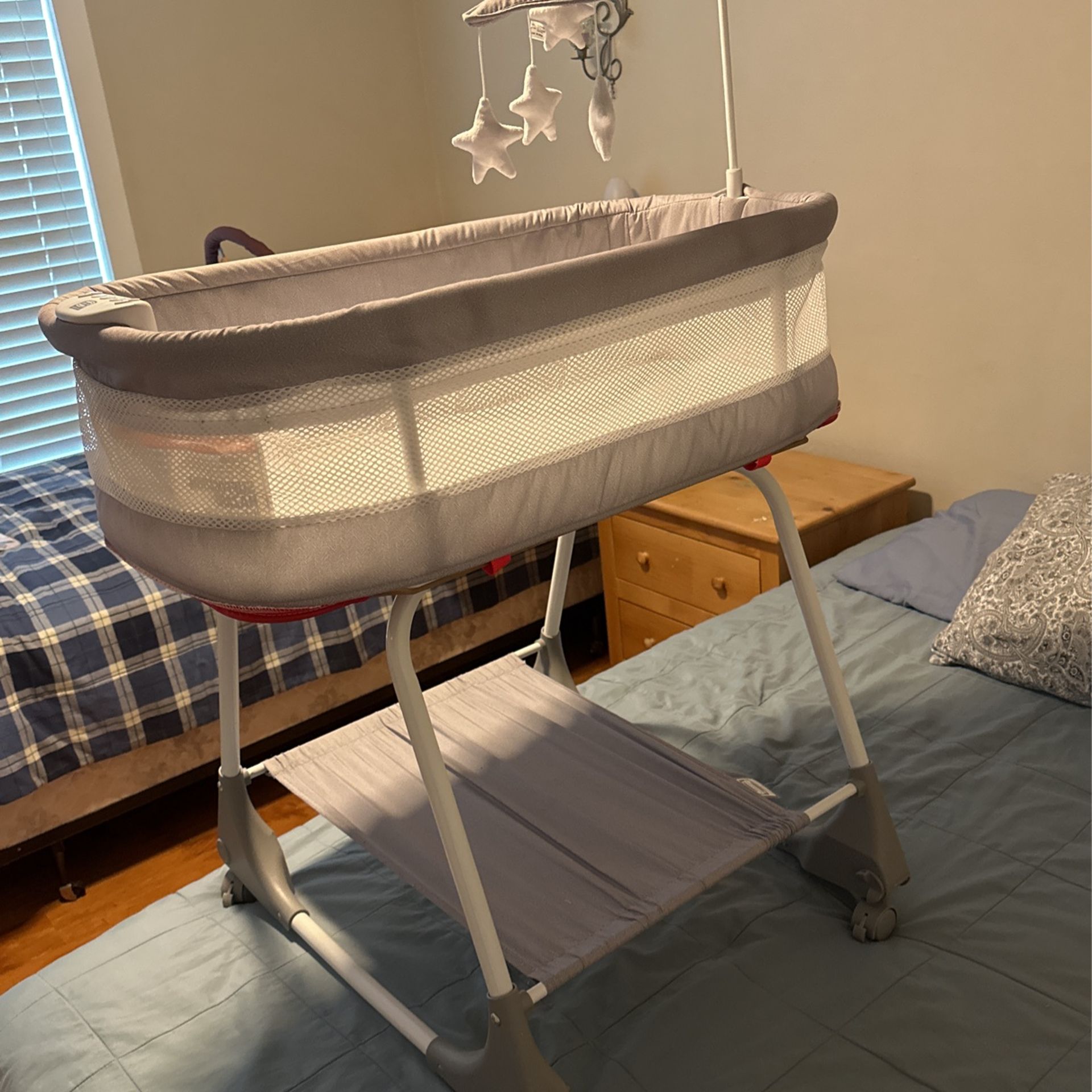 Bassinet With Air Flow Mesh