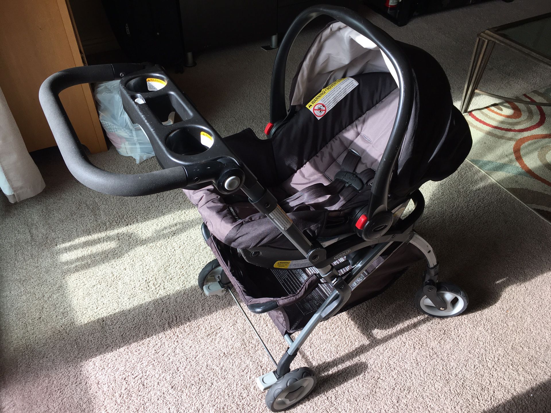 Graco SNUG FIT stroller frame and car seat.