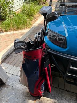 Mens right handed golf club set. Complete set right handed with golf bag