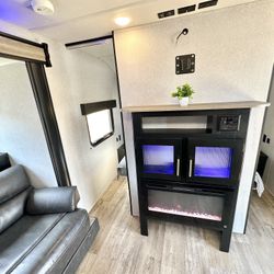 2021 PIONEER 32FT LIKE NEW