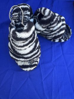 UGG slippers Size 4 