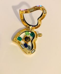 Cute medallion for your necklace you can even put a picture inside of it