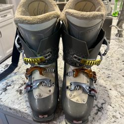 Salomon Women’s Ski Boots Size 8