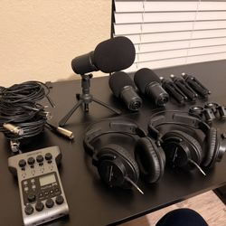 Zoom Podcast Studio Bundle – PodTrak P4 + 3 Mics + Stands + Headphones + Cables