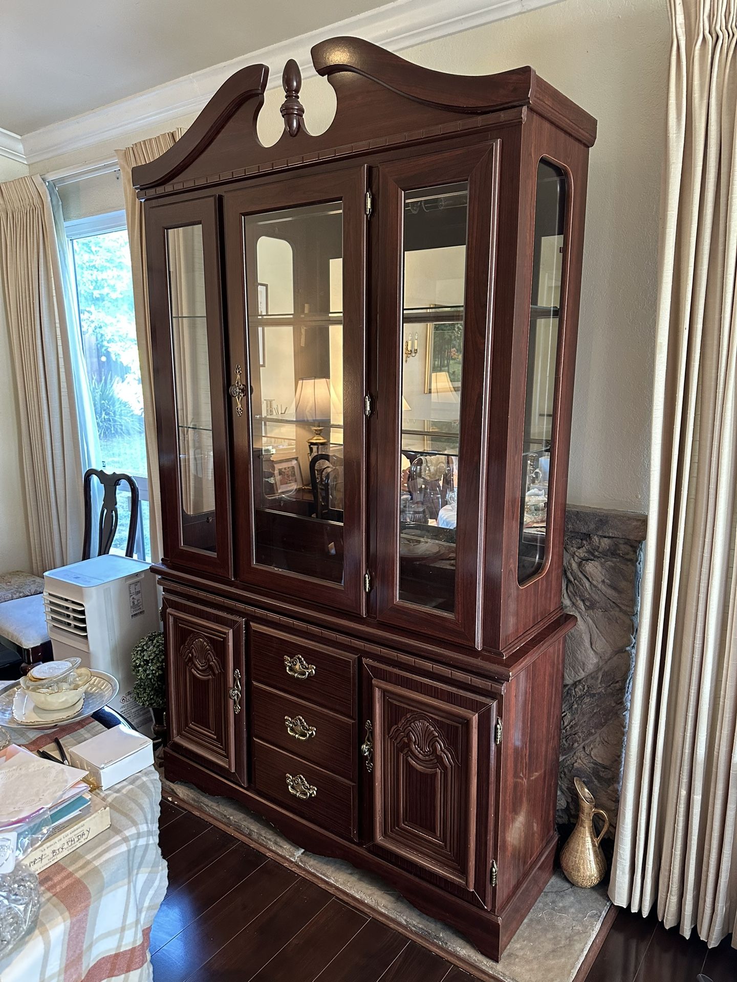 China / Collectibles Cabinet with Lighting