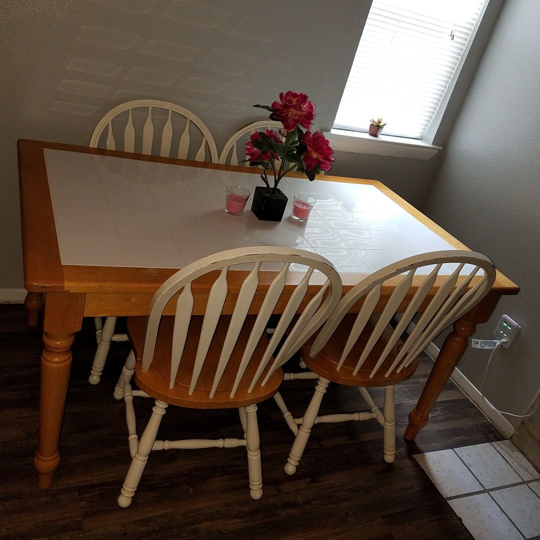 Dining table & 4 chairs ser perfect Match, some scratches, good conditions,pick up only,take cash only.