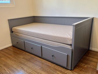 IKEA Hemnes Daybed w/ 3 Drawers