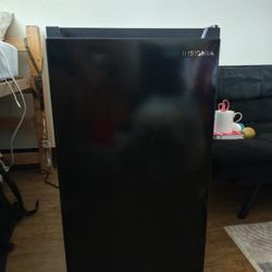 Insignia NS-CF44BK3 Mini Fridge 