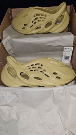 Yeezy Foam RNR "Sulfur"