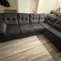 Ashley Design Accrington 2-Piece Sleeper Sectional with Chaise 