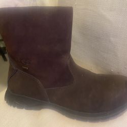UGG Waterproof  Classic Boot!! Size 9!! Great Shape!!