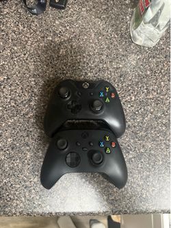 Set of 2 Xbox Wireless Controllers – Great Condition