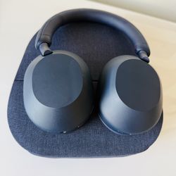 Sony WH 1000X M5 headphones 