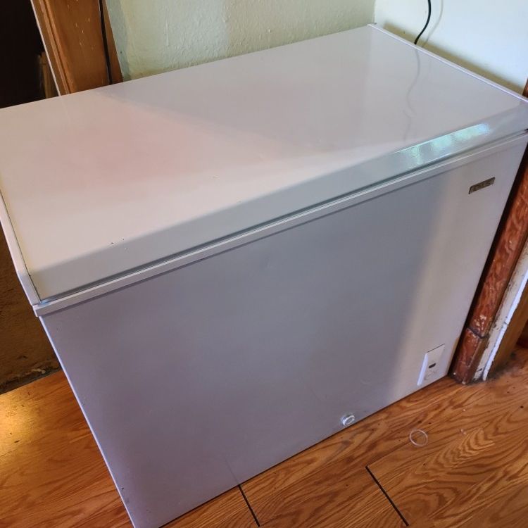 Black & Decker 12v 12- Can Travel Cooler Freezer #TC212FRB for Sale in  Tacoma, WA - OfferUp