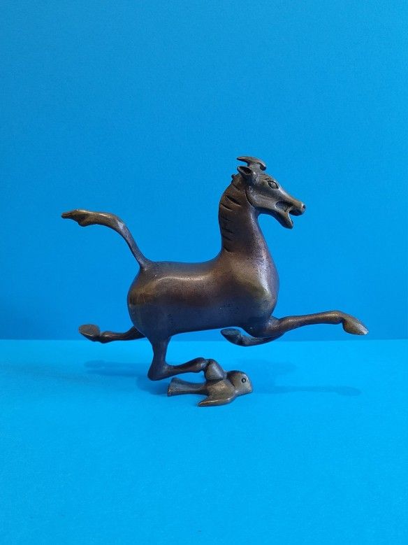 China bronze success Chinese Zodiac animal horse horse swallow Feng Shui statue
