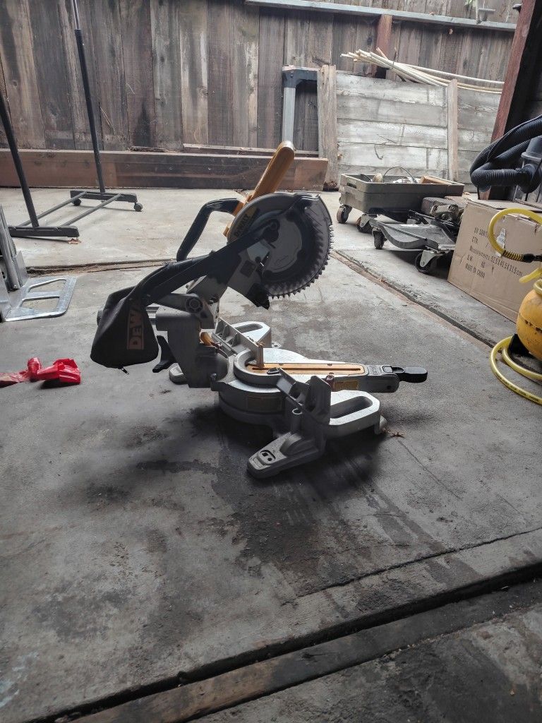 20V MAX Cordless 7-1/4 in. Sliding Miter Saw with (1) 20V Battery 4.0Ah