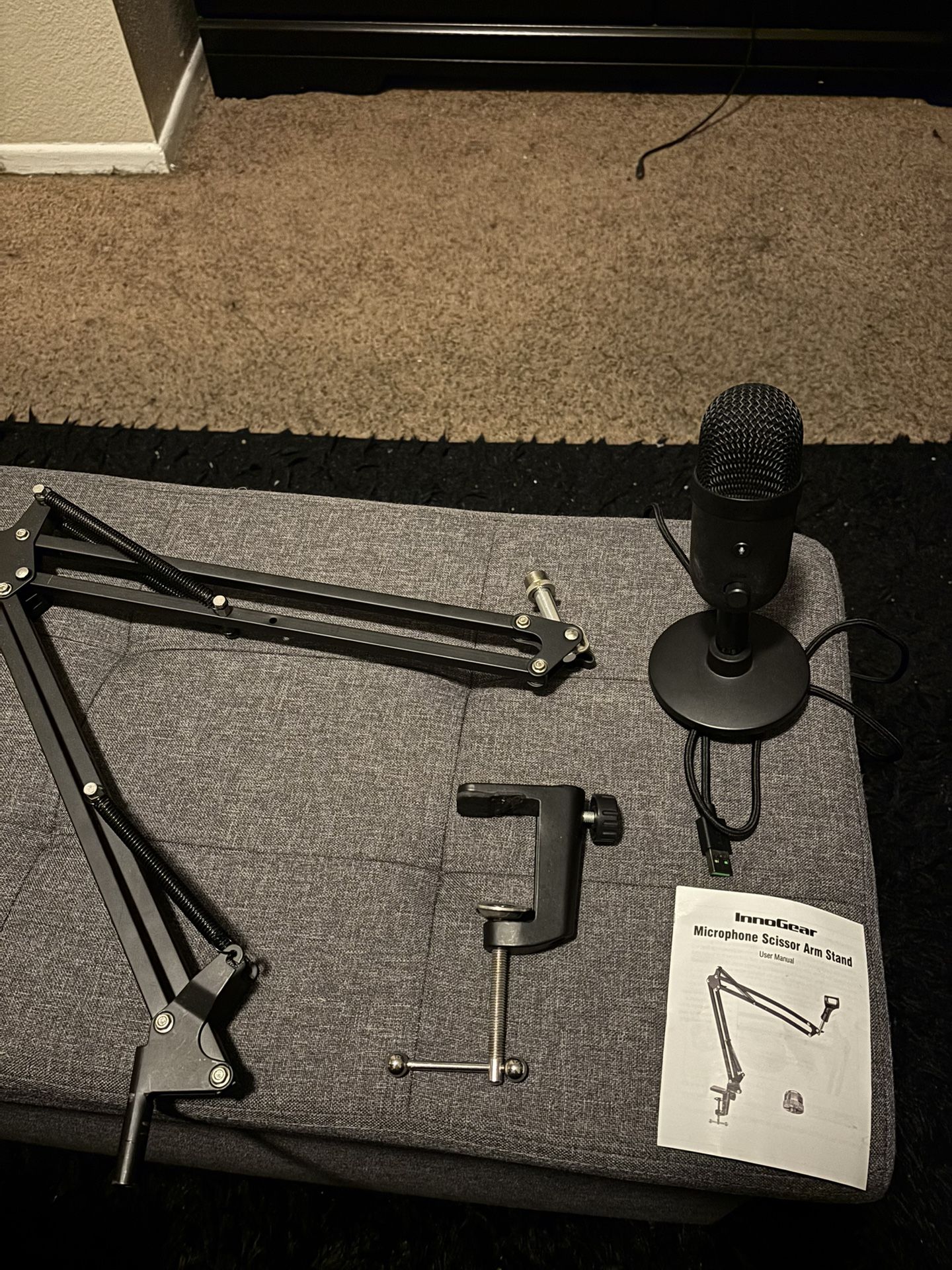 Razer Seiren v2x Microphone with Desk Arm