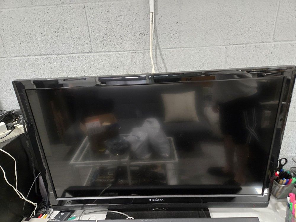 Flat Screen TV INSIGNIA 42 INCH LCD