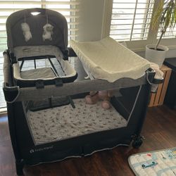 Baby Trend Play Pin With Removable Bassinet & Changing Table
