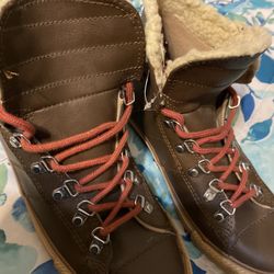 New ladies leather brown size 8 shoe $35 Located PharrTexas 78577