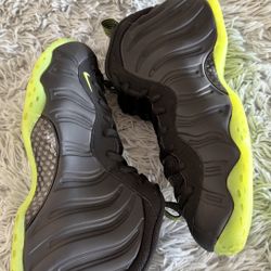 Size 12.5 Men’s Nike Air Foamposite One Black Volt HF2902-001. 
