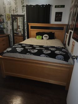 Queen Bedroom Set Mattress Not Included Bed Headboard/footboard,  Longdresser And Mirror, Side Table, And Armour. 