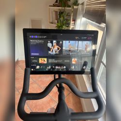 Peloton Bike, Includes Shoes Mat Weights - Very Good - 2020 – Pompano Beach, FL