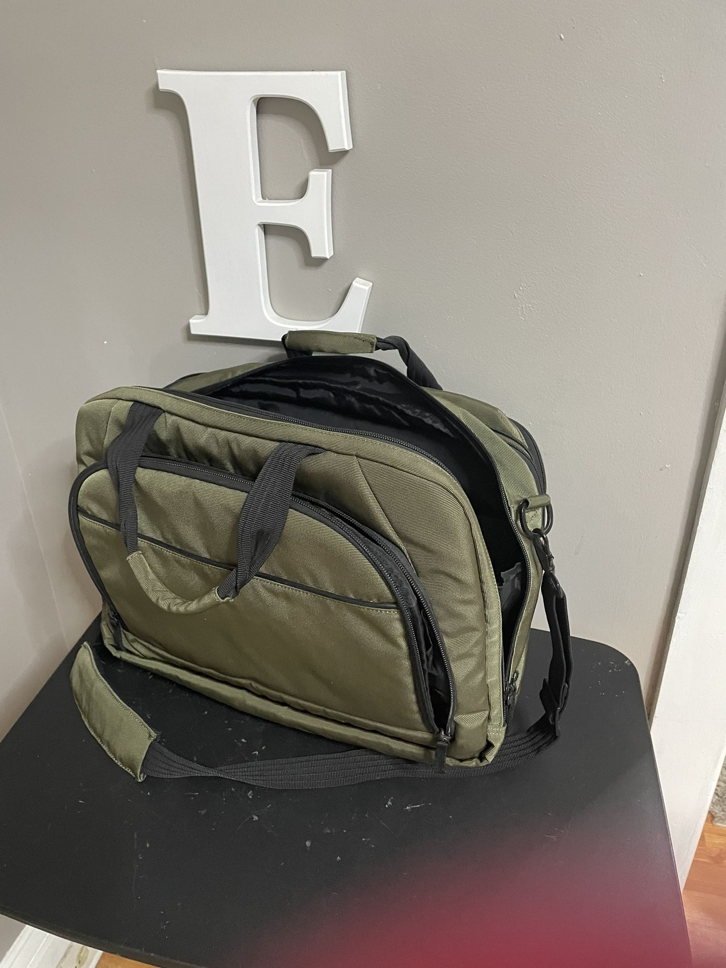 Green Bag Un Excellent Condition $10