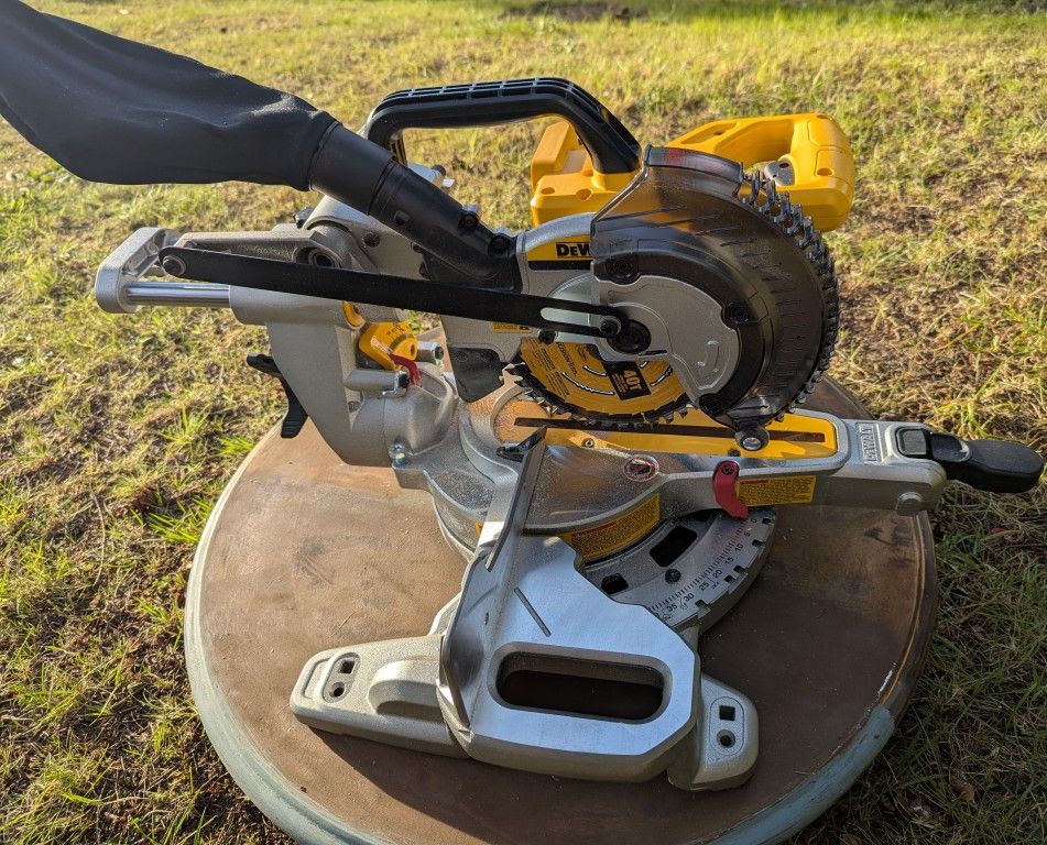 DeWalt Sliding Miter Saw with (1) 60V Battery