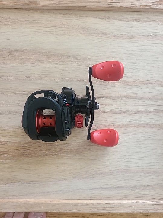 The Abu Garcia Black Max BlackMAXLP Bait Caster Fishing Reel is a high-quality reel for freshwater fishing. It has a maximum drag of 13.2 lb and a li