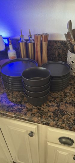 Black dinner plates