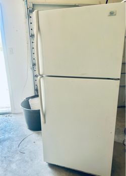 Refrigerator with icemaker