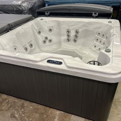 6 PERSON BRAND NEW HOT TUB SPA JACUZZI
