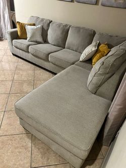 DELIVERY AVAILABLE 🚛! gorgeous beige sectional couch from Ashley furniture